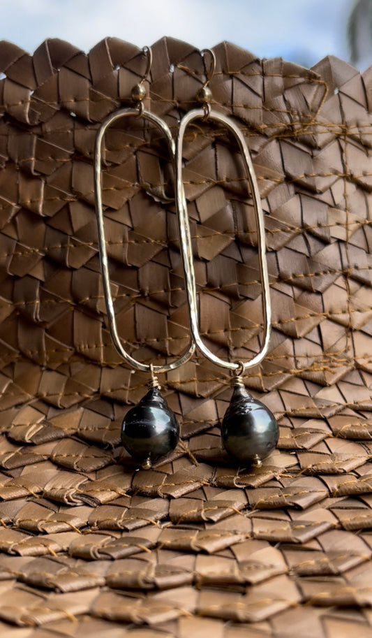 Elongated hoop earrings with Tahitian pearls